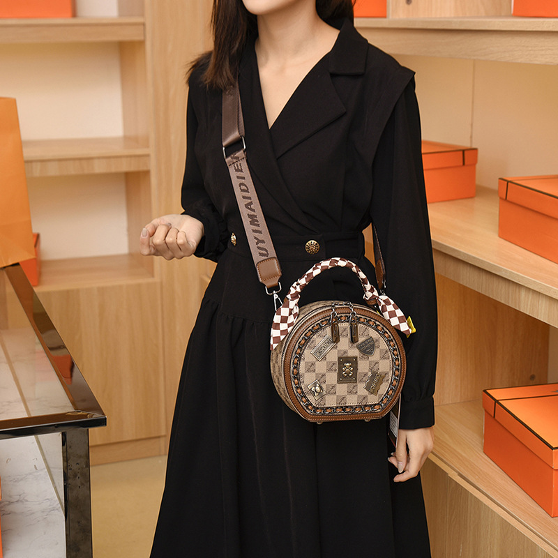 Luxury Brand Designer Bag Women's Bag Retro Texture Round Cake Bag Women's Spring New Fashion Luxury bag Badge Scarf Handbag Versatile Cross