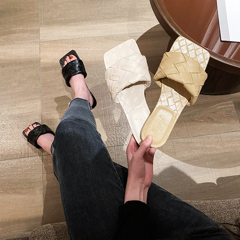 Small Size Internet Celebrity Slippers For Women Luxury Designer Shoes Outdoor Wear 2025 New Square Toe Large Woven Flat Sandals Large Size Lazy Shoes