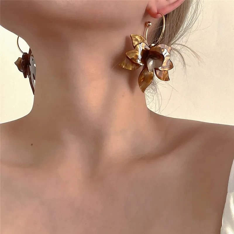 2024 Trendy White Brown Resin Flower Hoop Earrings for Women Fashion Gardenia Earings Statement Jewelry Wholesale 250715