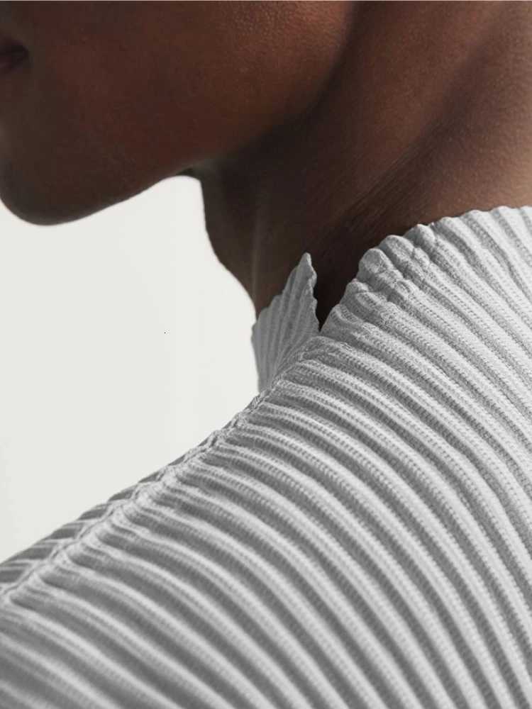2024 Miyake Pleated Clothes Man Short Sleeve T-Shirt Fashion Black Turtleneck Top Z250725
