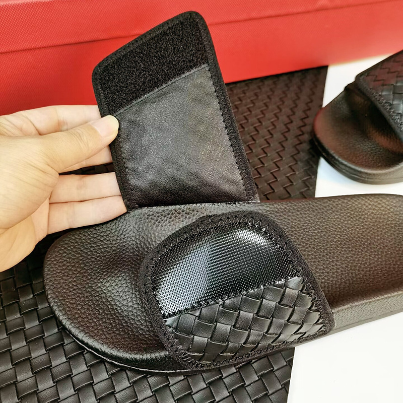 2025 Trendy brand men's slippers for outdoor wear in summer Retro black woven outdoor sandals beach shoes single - strap slippers