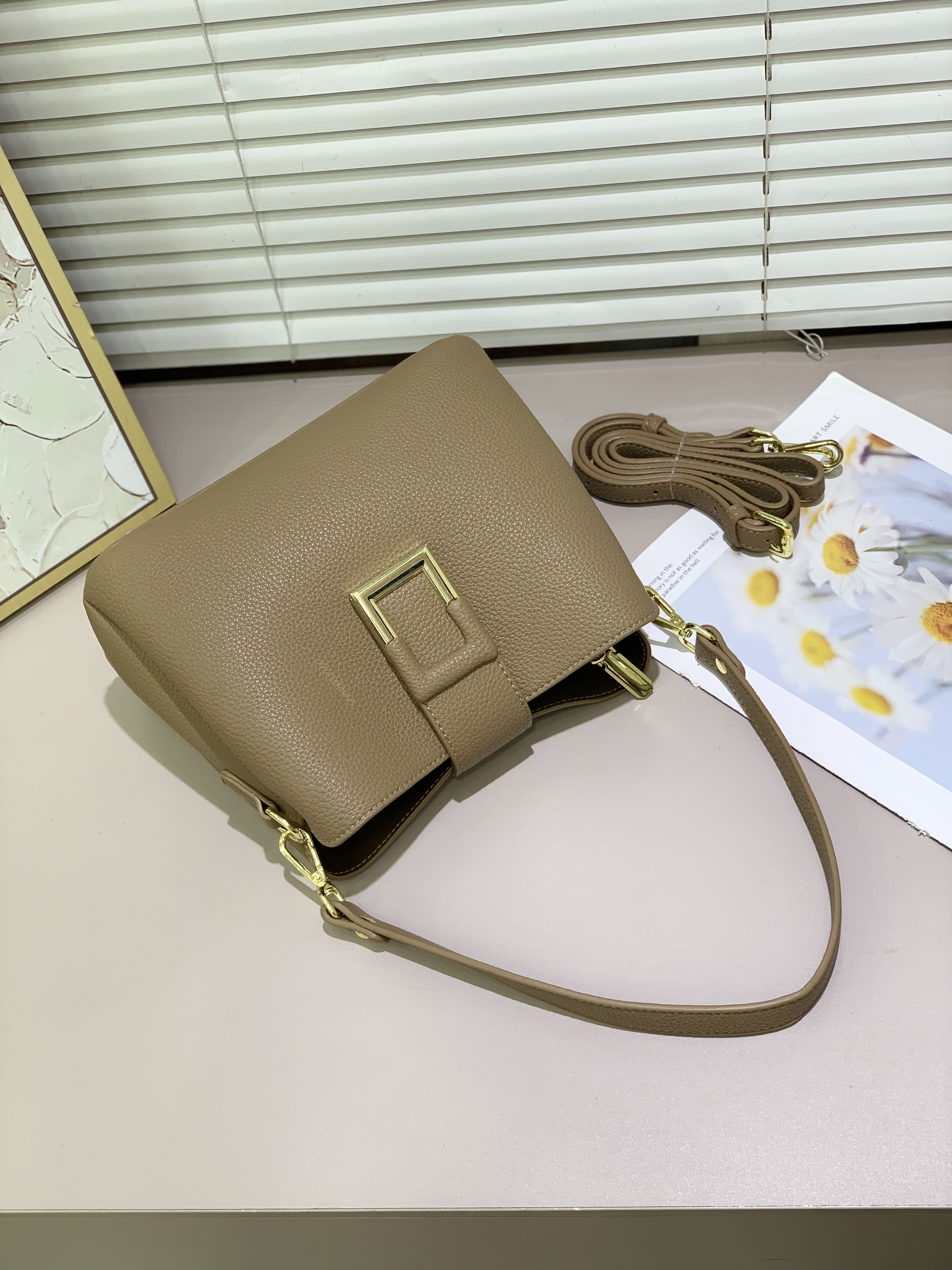 A high-end women's crossbody bag with soft leather, a large-capacity commuter bucket single-shoulder bag for women