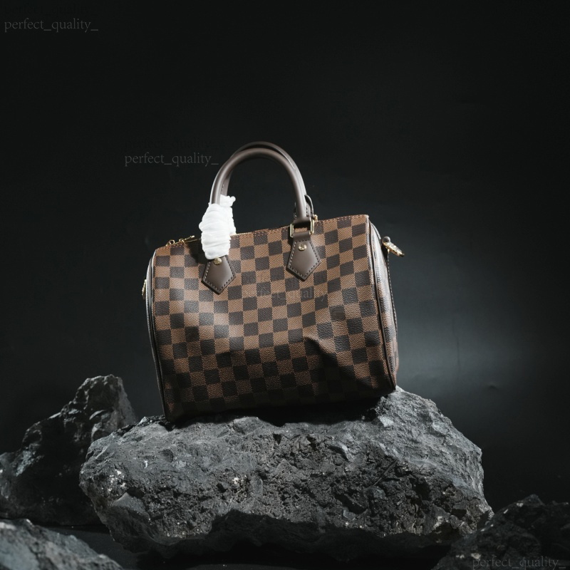 This 99A designer's creation - the hand-held crossbody bag - is made of genuine leather, giving it an elegant essence. The design retains classic details.