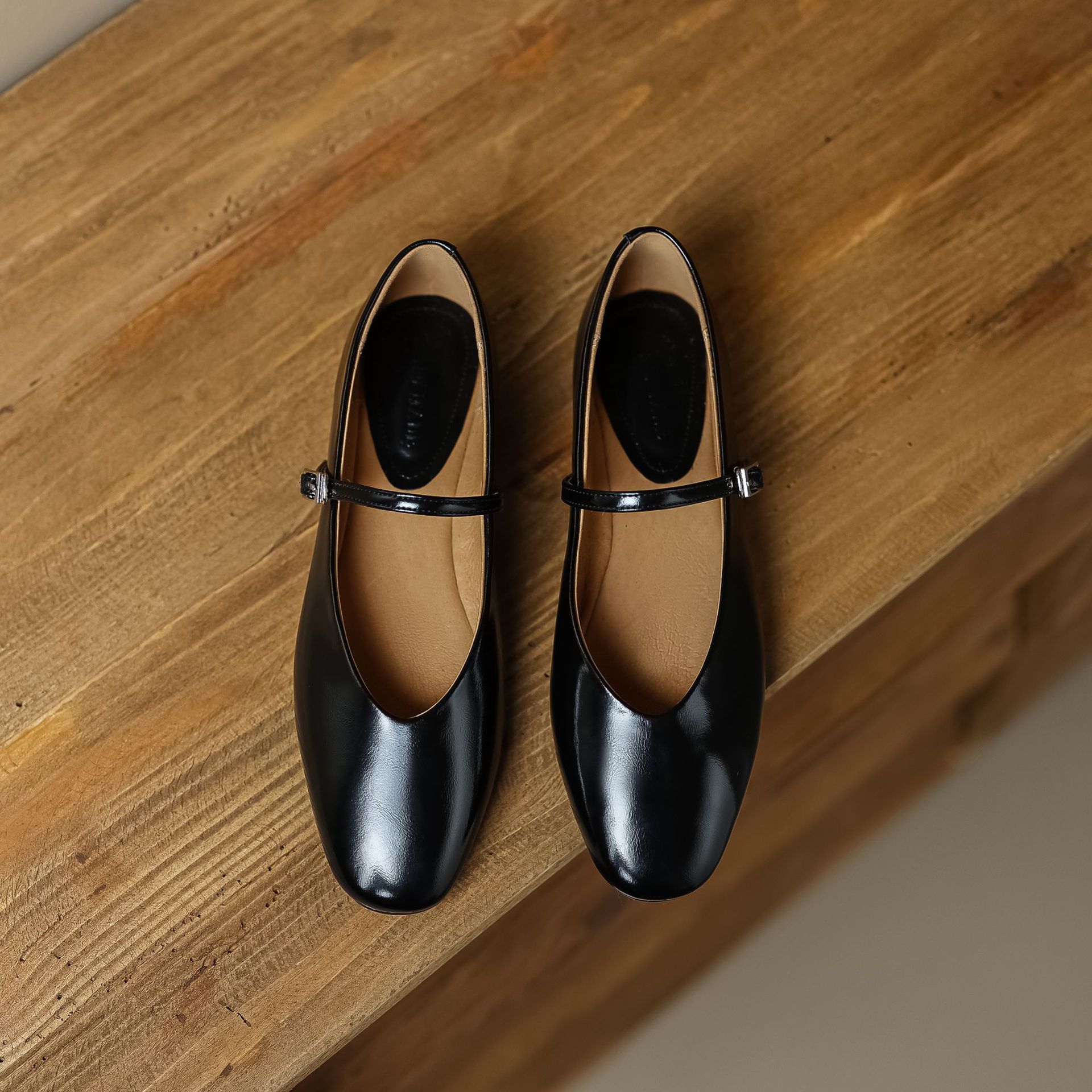 Flat Mary Jane Shoes Genuine Sheepskin Comfort V-Cut Strap Design Vintage Style Versatile for Daily Wear and Office Outfits