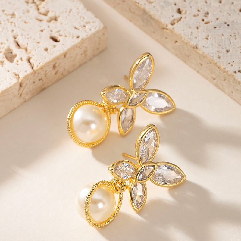 Korean Sweet and Exquisite Vacation Style Zircon Inlaid Four-Leaf Clover Pearl High-End Light Niche Sier Needle Earrings