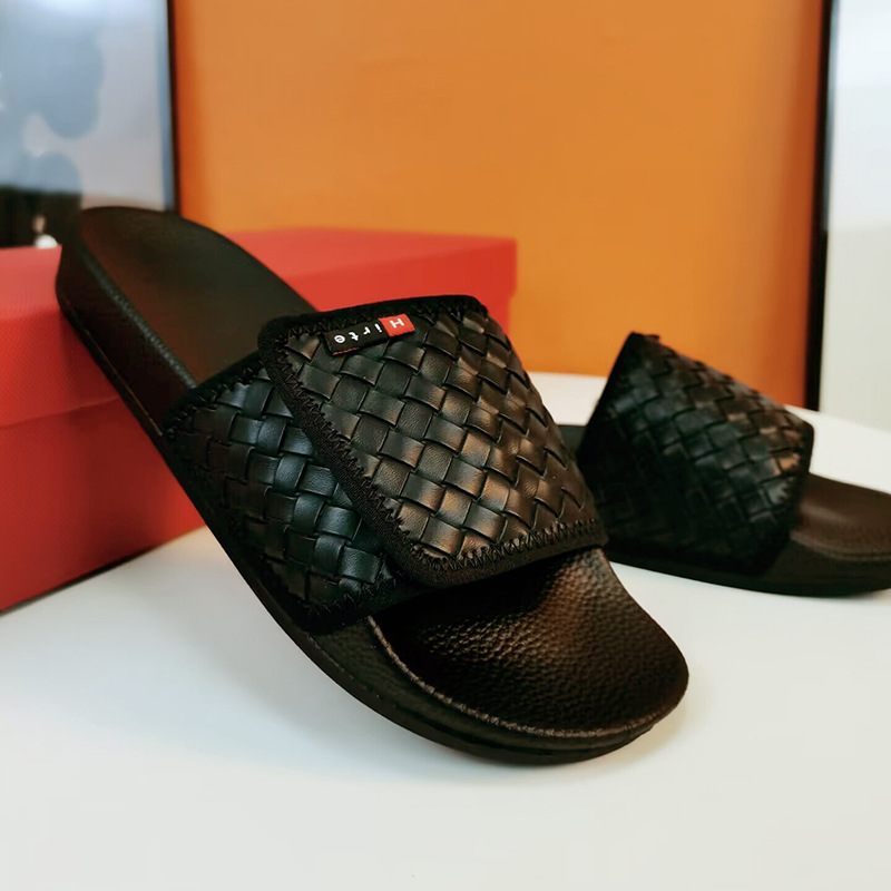 2025 Trendy brand men's slippers for outdoor wear in summer Retro black woven outdoor sandals beach shoes single - strap slippers
