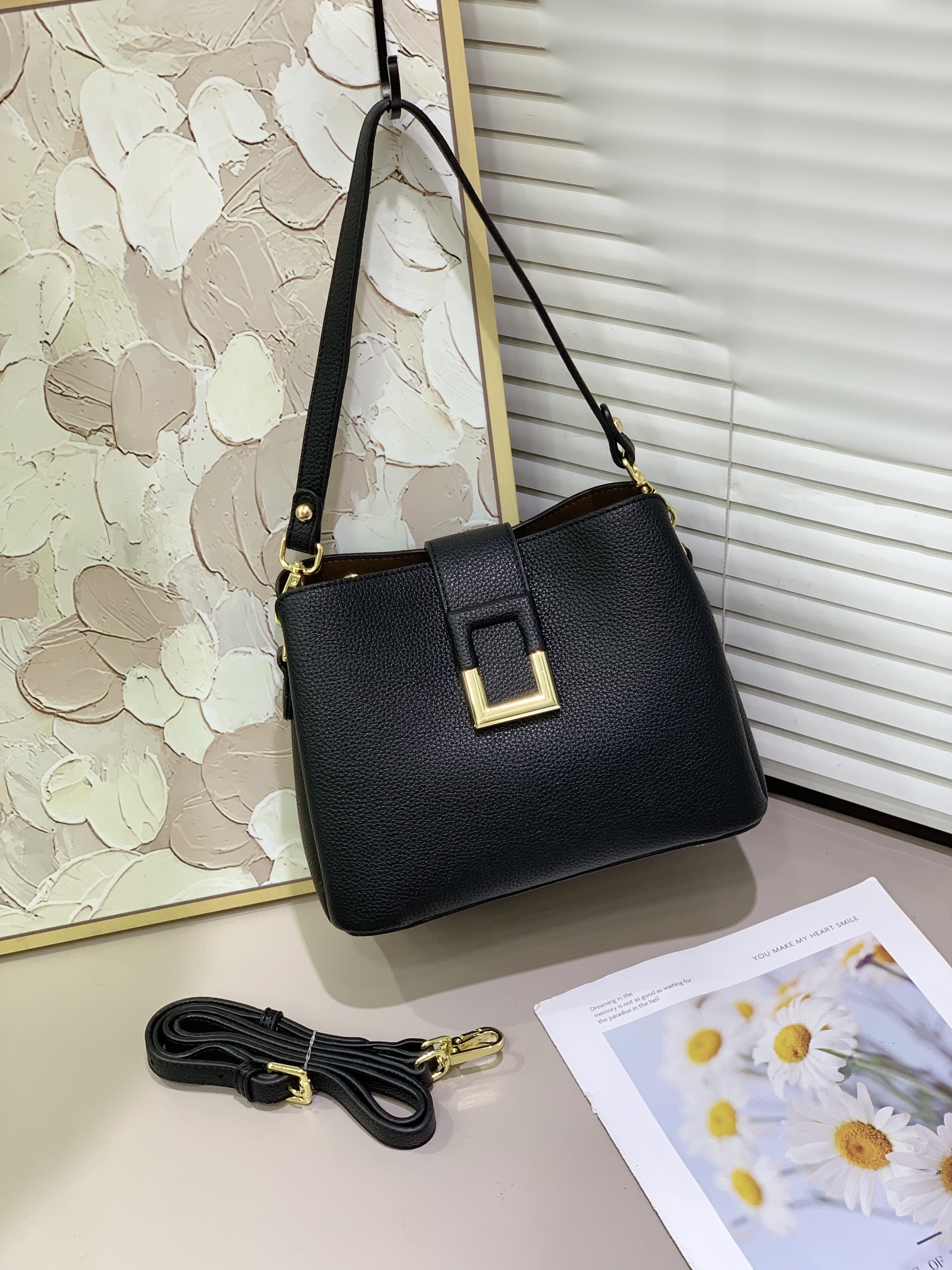 A high-end women's crossbody bag with soft leather, a large-capacity commuter bucket single-shoulder bag for women