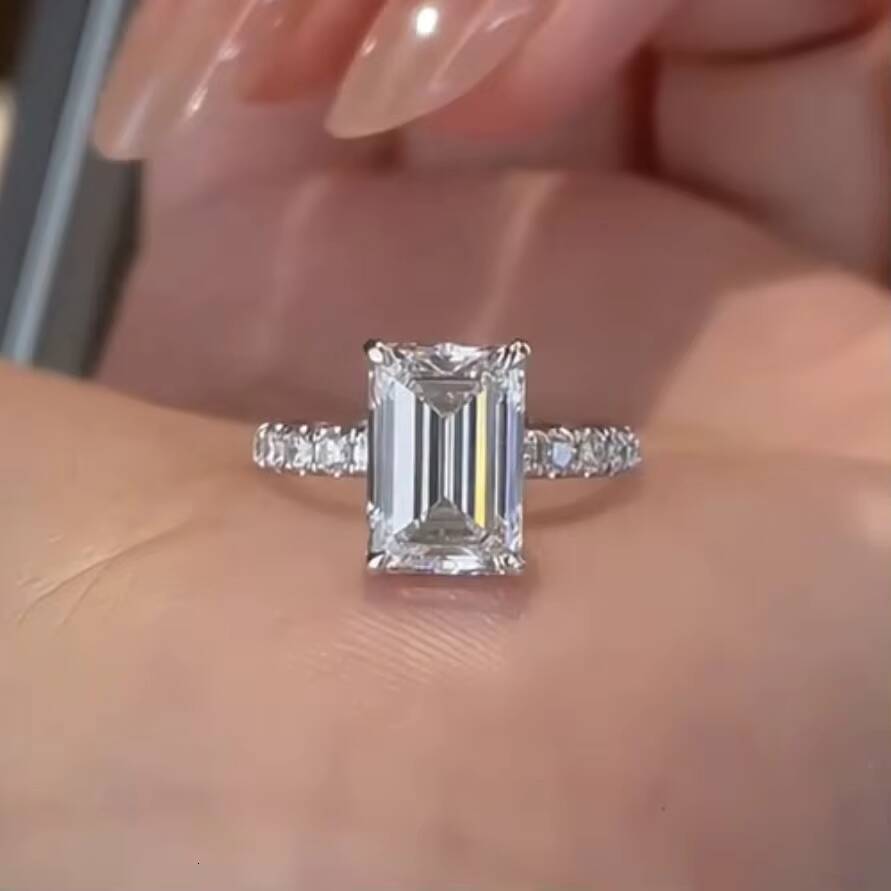 14K White Gold VS DEF Color IGI Certificated 3CT Emerald Cut CVD Lab Diamond Ring