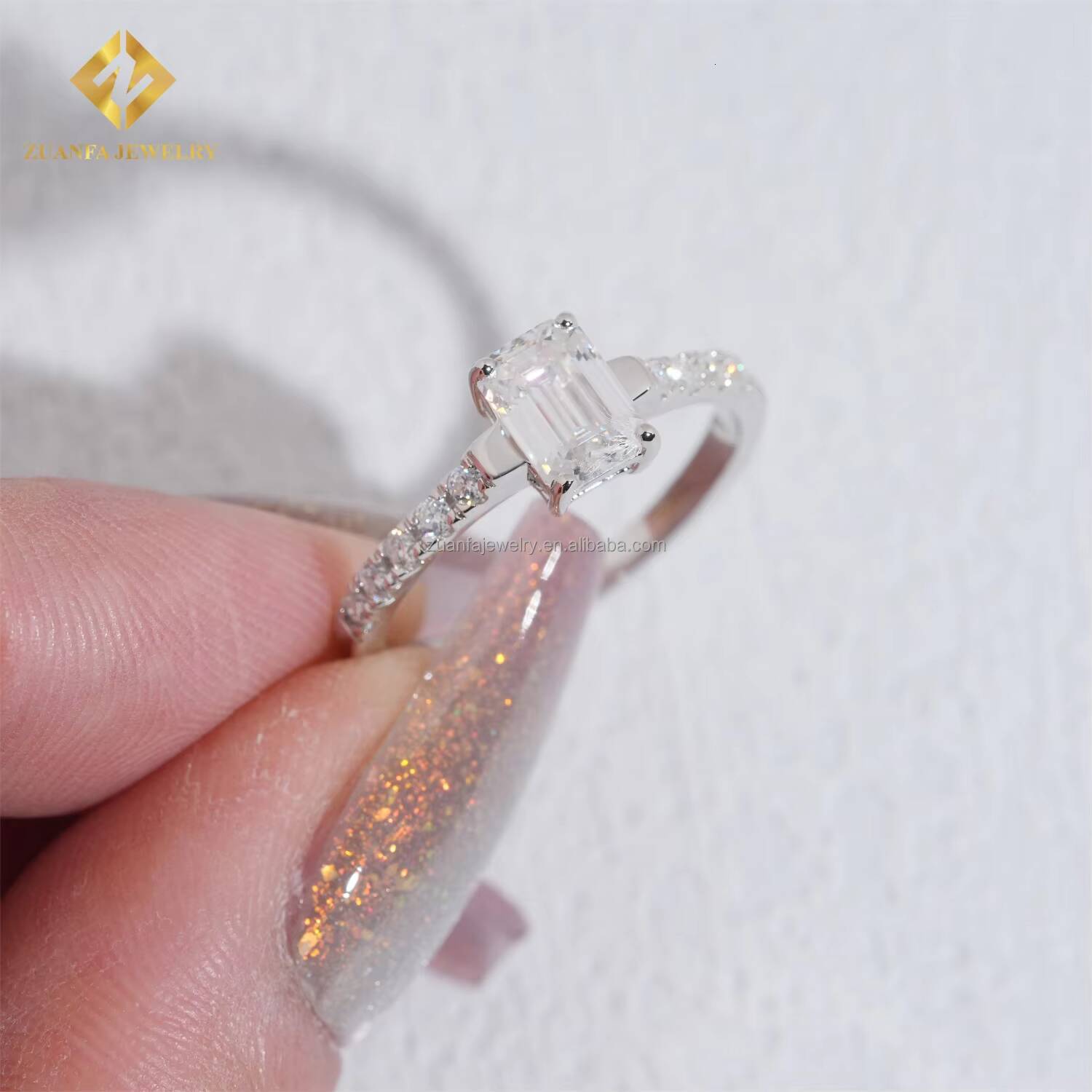 Halo Hidden Pass Diamond Tester Stylish S925 Boutique Luxury Iced Out Jewelry 1Ct Emerald Moissanite Diamond Engagement Ring