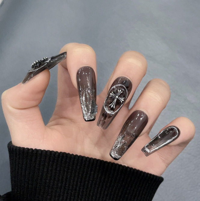 Hand-applied nail polish black punk style crocodile heart fake nail and light therapy nail plates