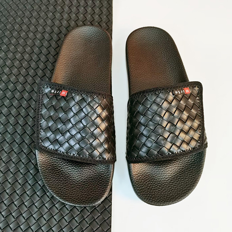 2025 Trendy brand men's slippers for outdoor wear in summer Retro black woven outdoor sandals beach shoes single - strap slippers