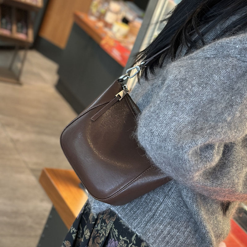 Sophisticated Unisex Accessory: Durable Luxury Shoulder Tote Featuring Modern Aesthetic