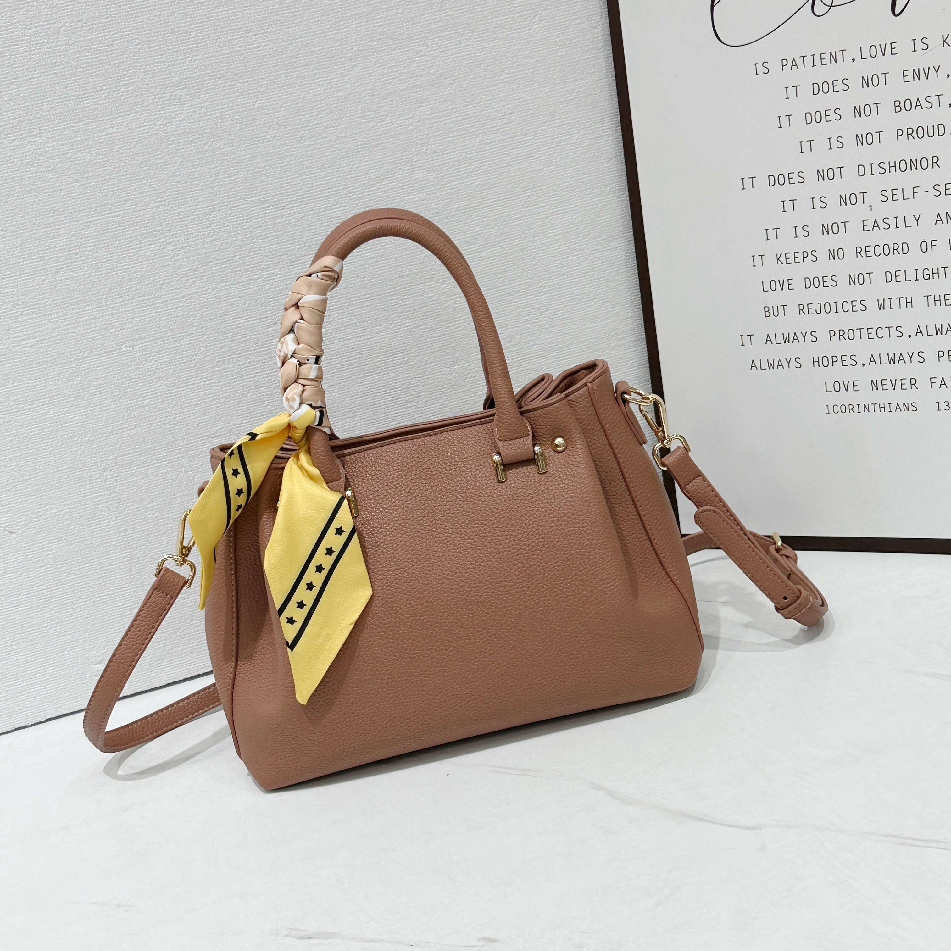 A large-capacity single-shoulder bag, a fashionable and versatile handbag, and a high-end, niche design crossbody bag for ladies