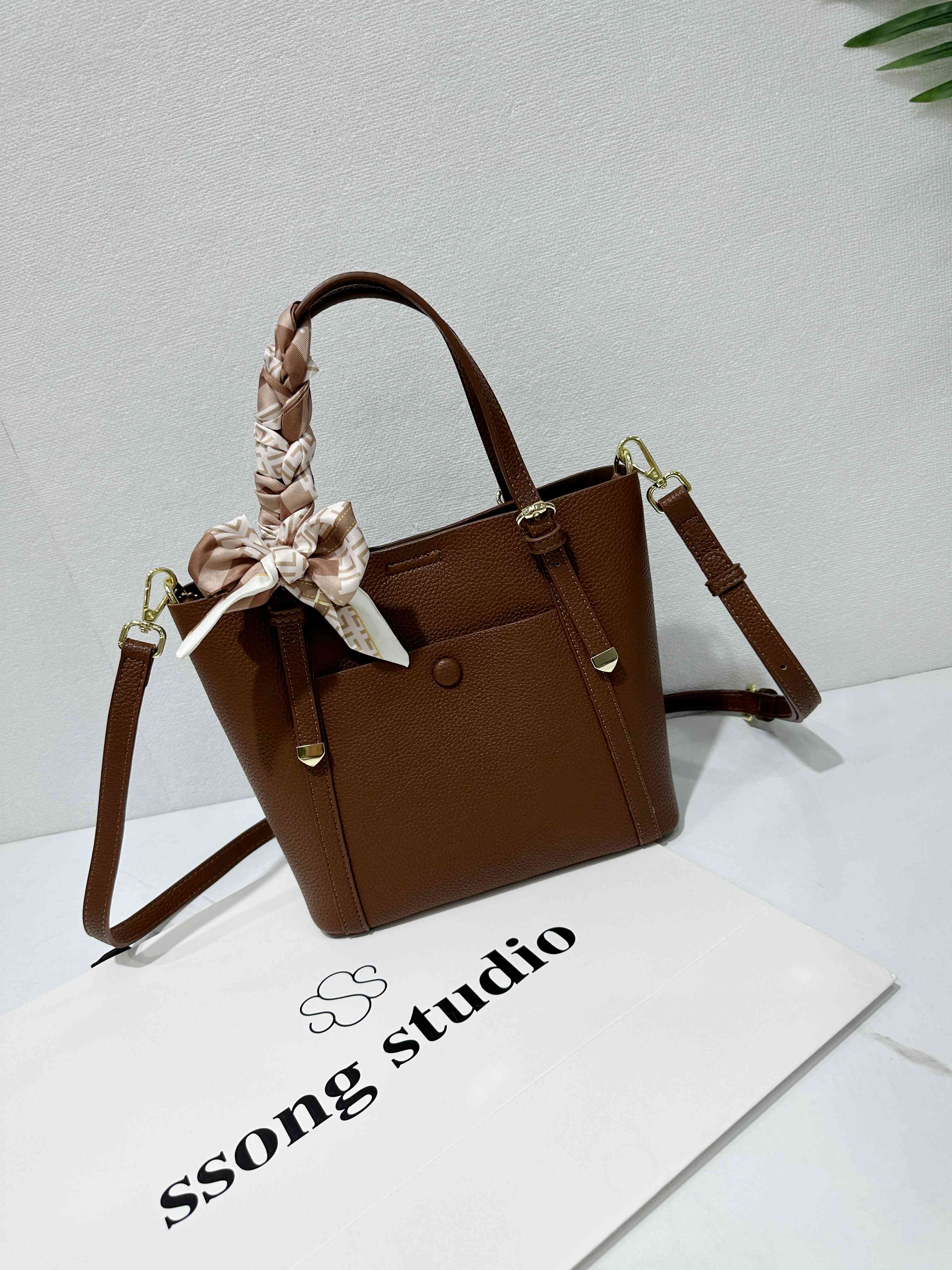 Shoulder Bags Elegant Women's Tote A large-capacity single-shoulder bag, a fashionable and versatile handbag, and a high-end, niche design crossb