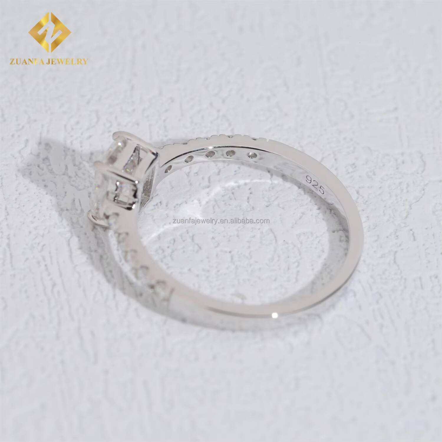 Halo Hidden Pass Diamond Tester Stylish S925 Boutique Luxury Iced Out Jewelry 1Ct Emerald Moissanite Diamond Engagement Ring