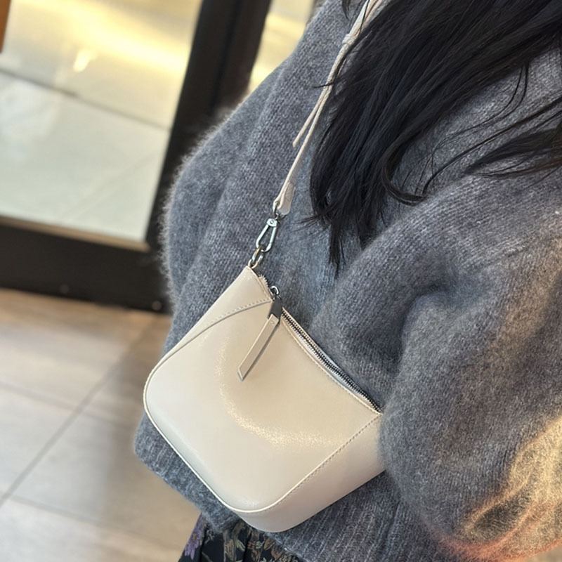 Sophisticated Unisex Accessory: Durable Luxury Shoulder Tote Featuring Modern Aesthetic