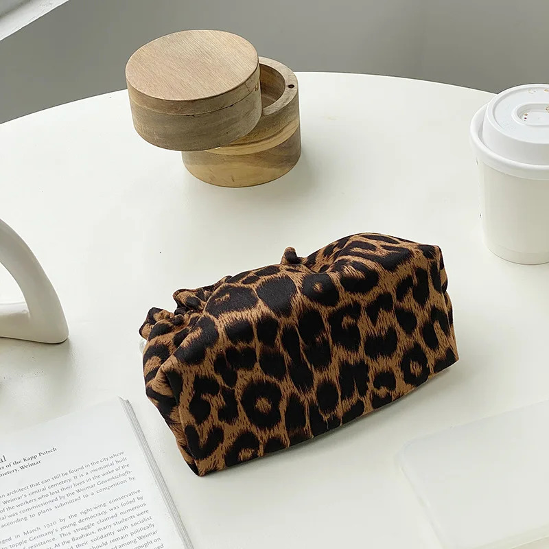 Womens Clutches Cosmetic Fashion Leopard Pearl Zipper Stylish Portable Cosmetic Storage Bags Make Up Organizer Cion Purse 250723