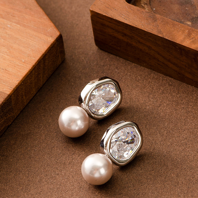 Unique Design Irregular Sparkling Zircon Pearl Stud for Women Elegant Simple Fashion High-end Light Earrings