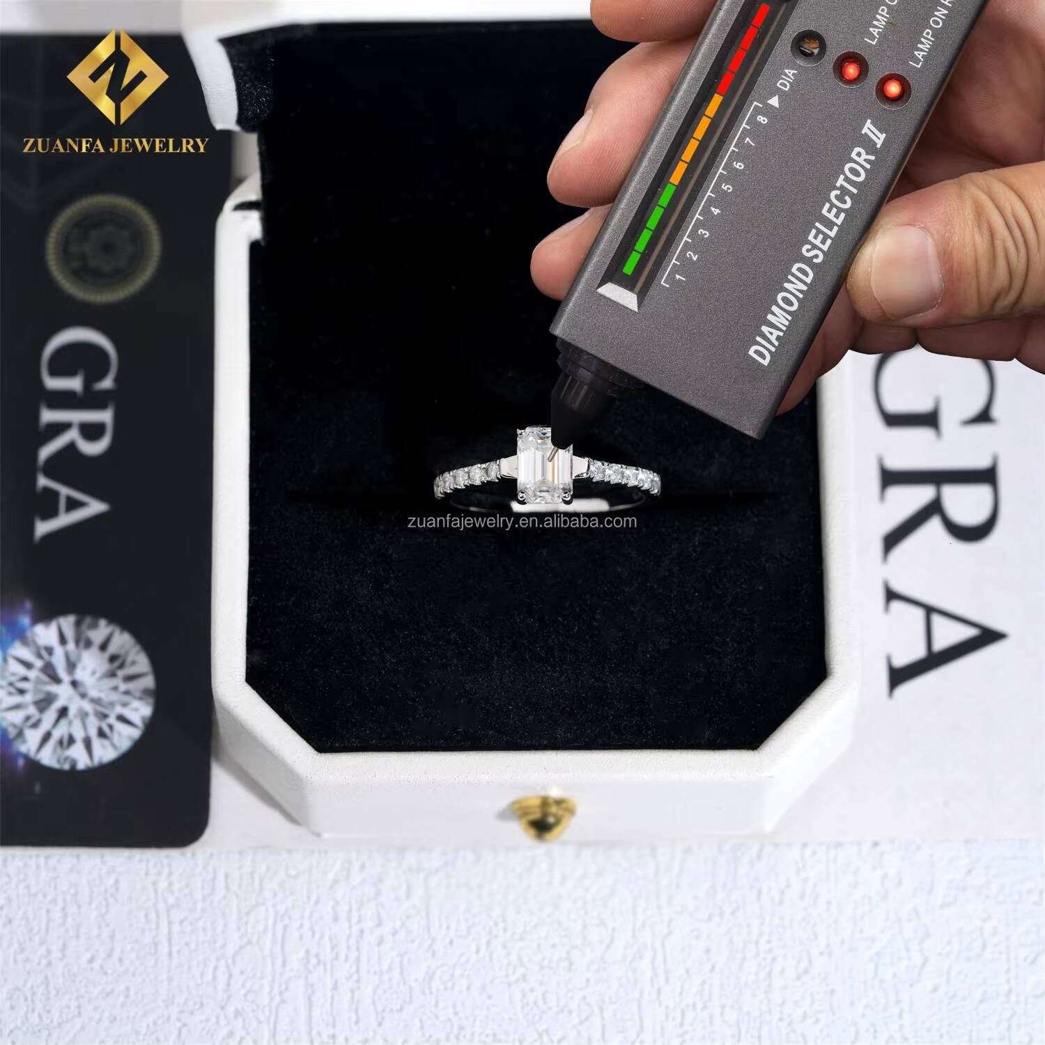 Halo Hidden Pass Diamond Tester Stylish S925 Boutique Luxury Iced Out Jewelry 1Ct Emerald Moissanite Diamond Engagement Ring