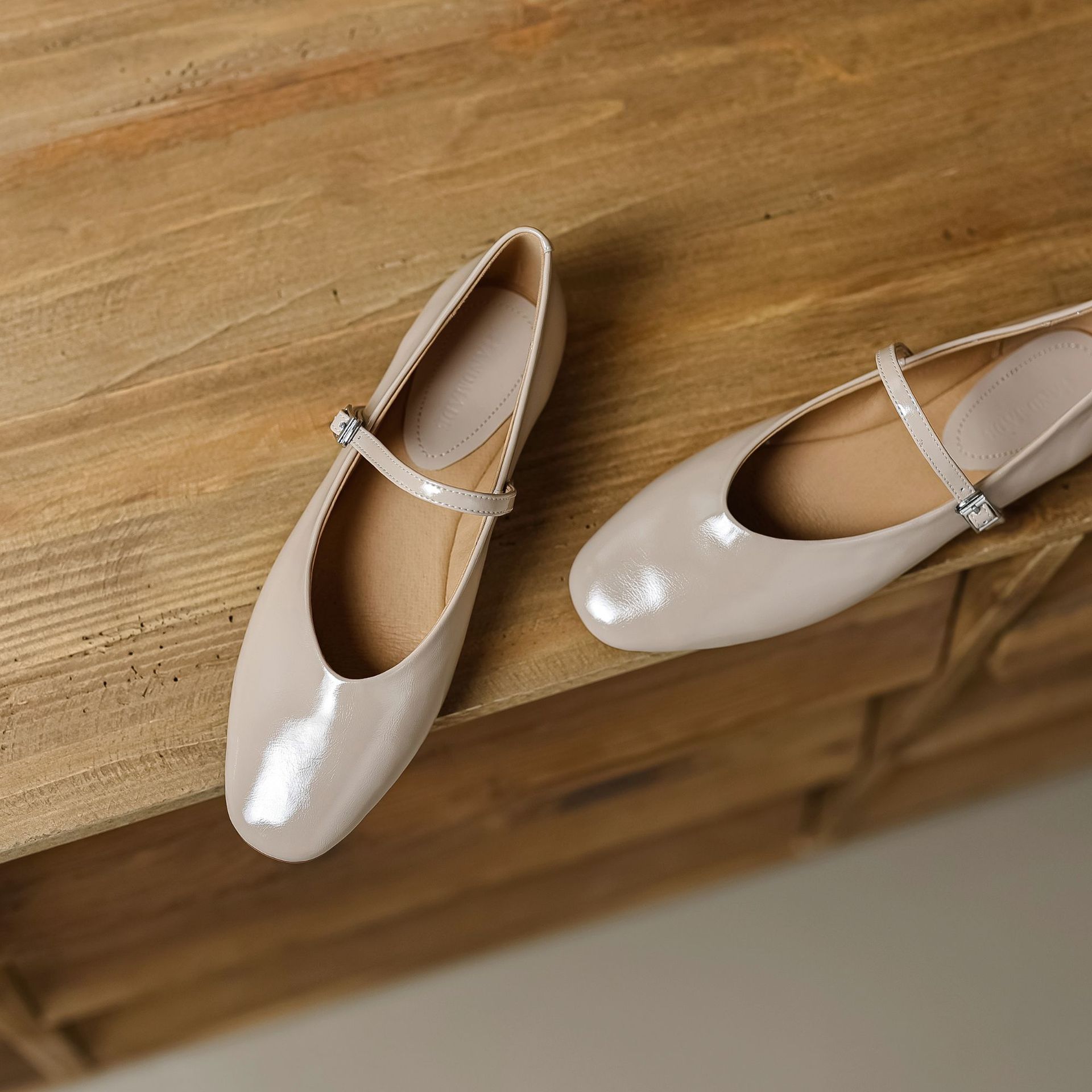Flat Mary Jane Shoes Genuine Sheepskin Comfort V-Cut Strap Design Vintage Style Versatile for Daily Wear and Office Outfits