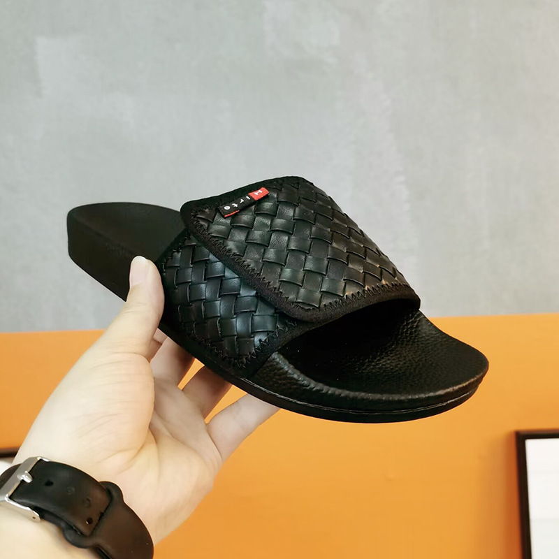 2025 Trendy brand men's slippers for outdoor wear in summer Retro black woven outdoor sandals beach shoes single - strap slippers