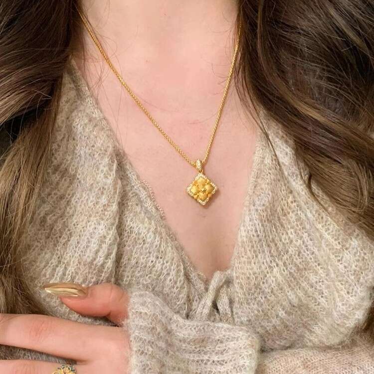 New Hot Luxury jewelry designer necklace medieval gold brushed clover pendant necklace women's palace style necklace niche personalized design co