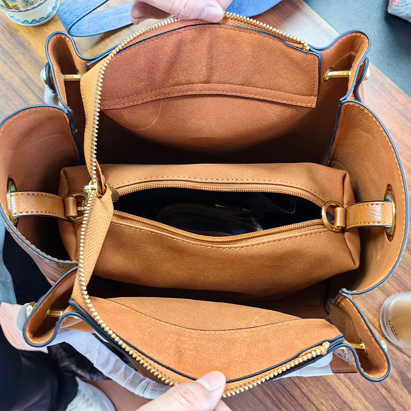 High-end Crossbody Bag For Designer Ladies Outdoor Large Capacity Fashionable Embossed Shoulder Bag Beach Handbag Casual Daily Bucket Bag