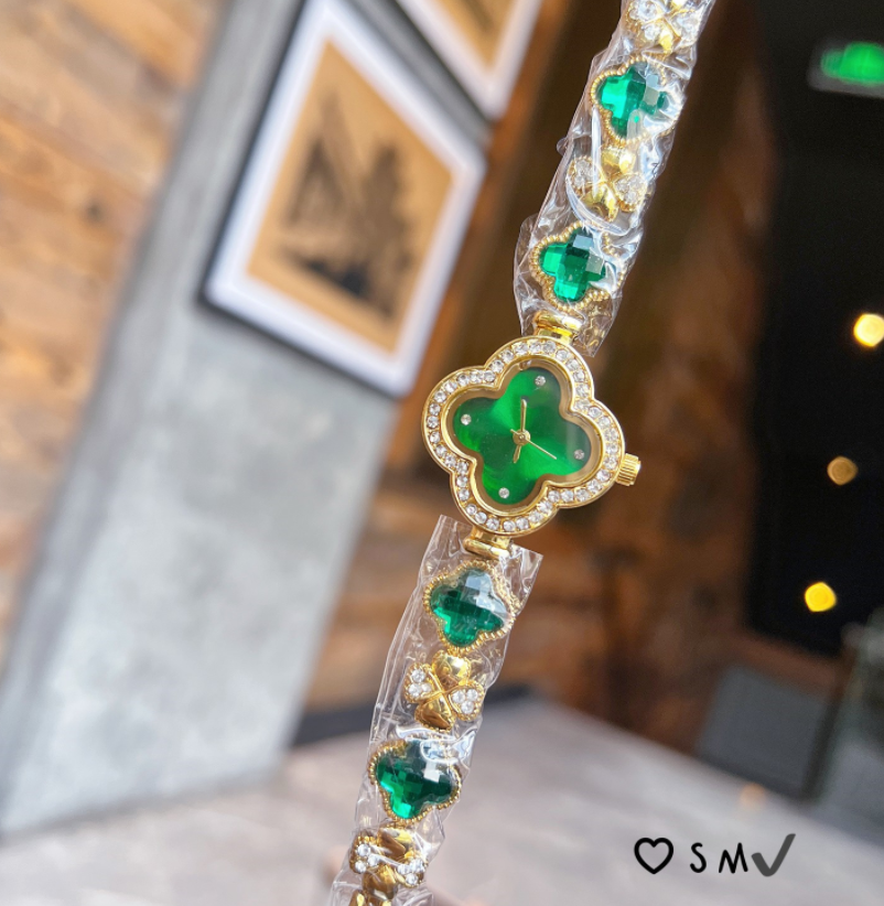 Fashion Versatile Women Four Leaf Clover Bracelet Watch Popular Quartz Diamond Fashion Green Watch Designer Casual Wristwatch #033