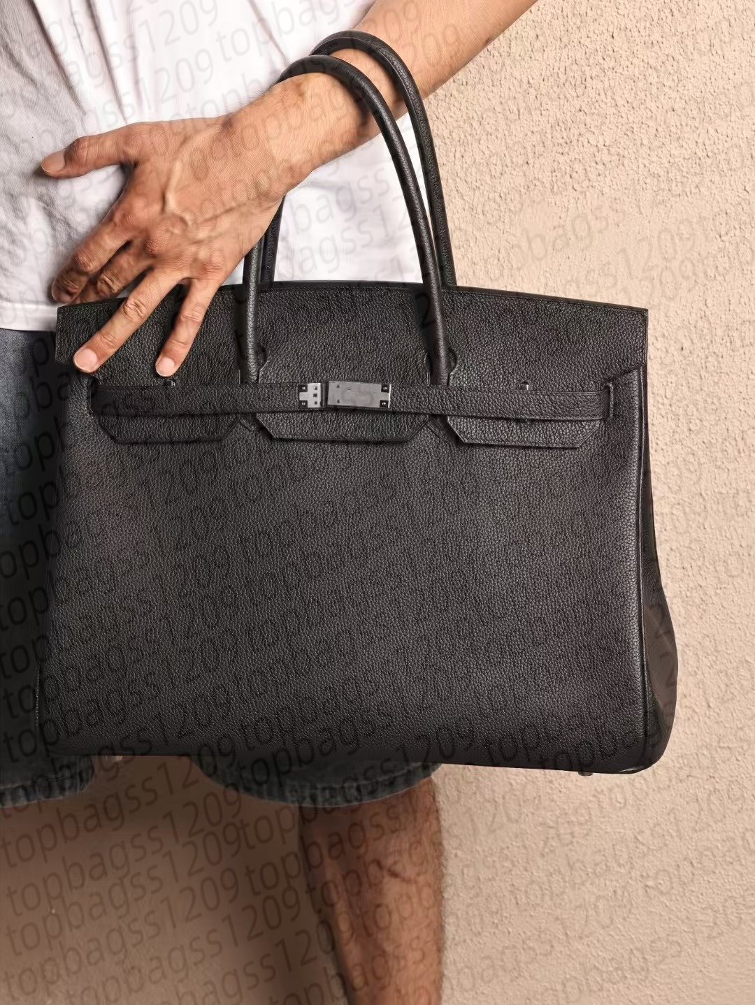 This premium designer handcrafted casual leather crossbody shoulder bag is made entirely by hand. It features pure steel hardware and is a handbag for casual wear 40cm