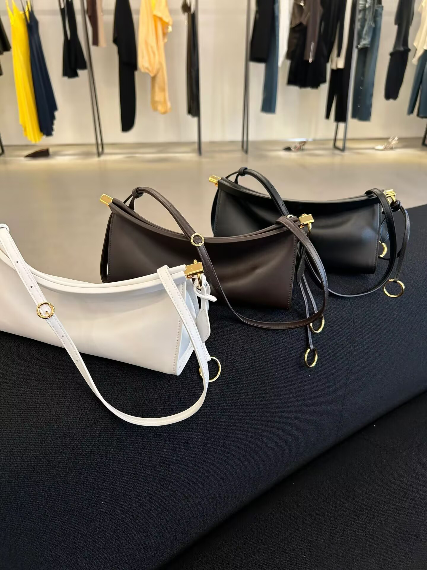 10A brand bag women's fashion crossbody bag luxury designer women's luxury design bag The design of the bag is too special, the curved design perfectly fits the body curve.