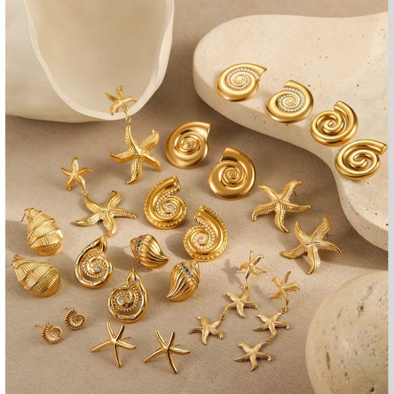 Retro and elegant conch-shaped earrings echo the theme of the ocean | 18K gold plated with a swirling design, unique and exclusive, showcasing a