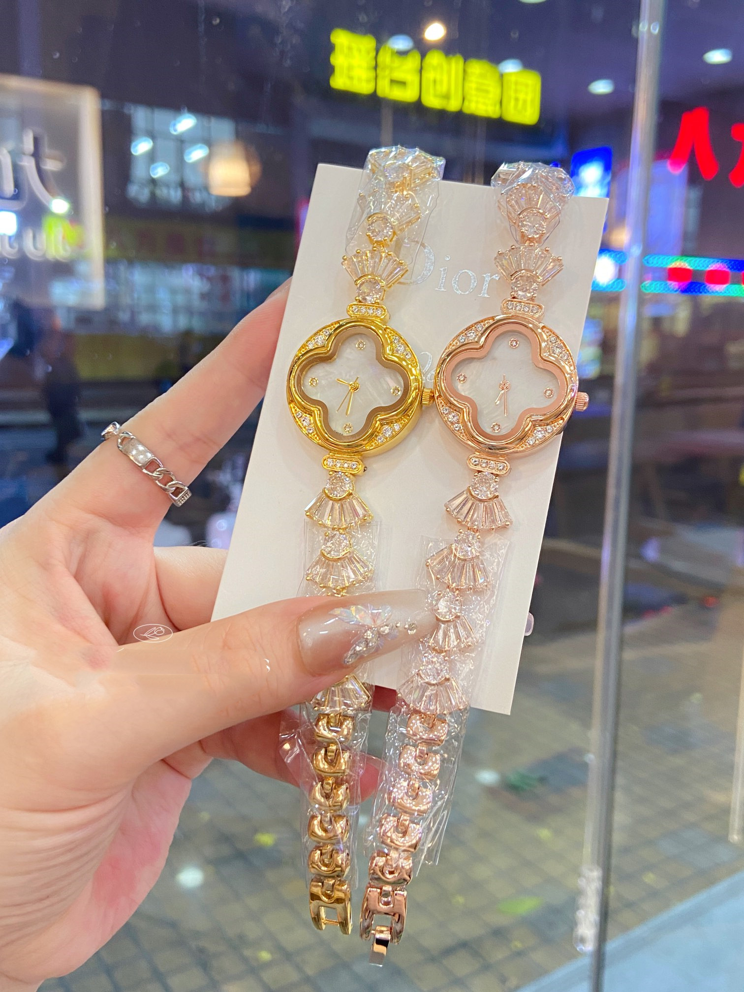 Fashion Versatile Women Four Leaf Clover Bracelet Watch Popular Quartz Diamond Fashion Green Watch Designer Casual Wristwatch #182