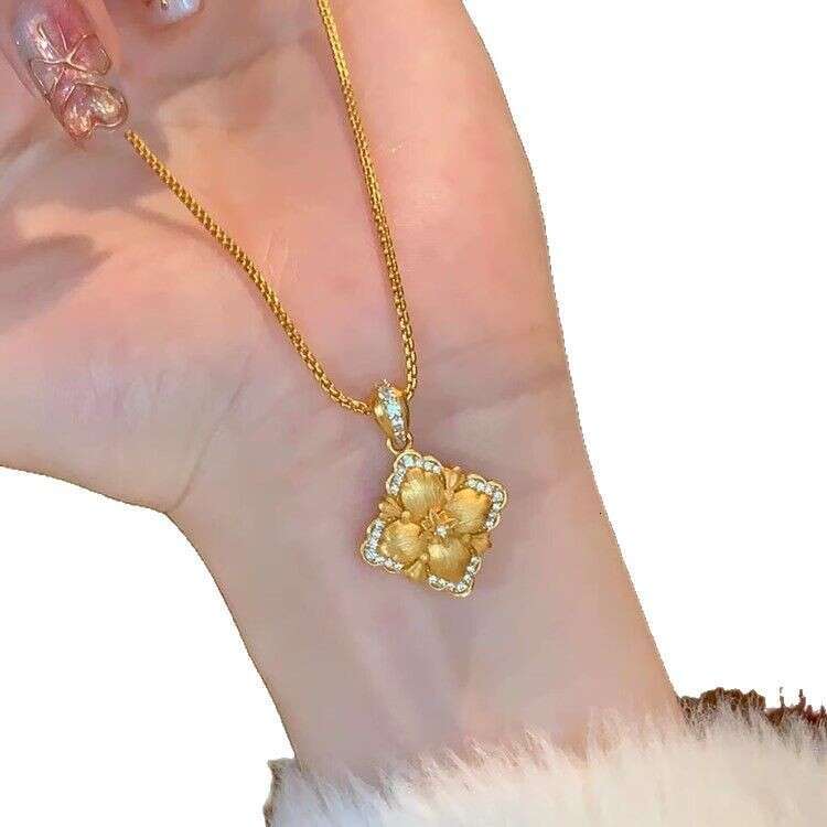 New Hot Luxury jewelry designer necklace medieval gold brushed clover pendant necklace women's palace style necklace niche personalized design co