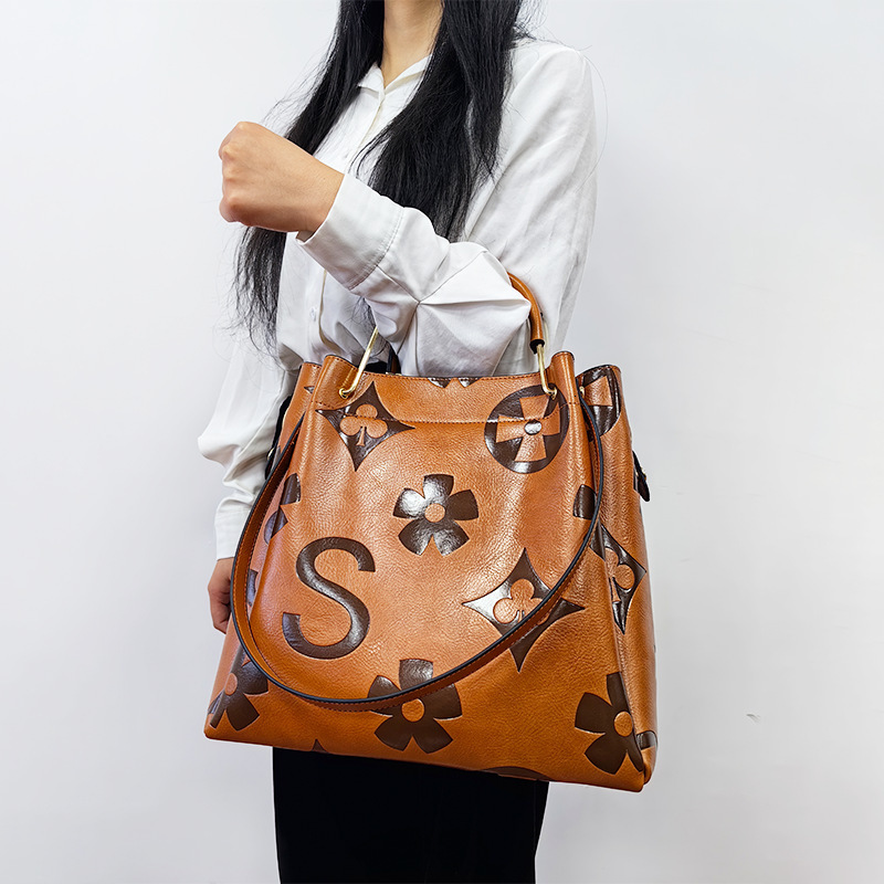 High-end Crossbody Bag For Designer Ladies Outdoor Large Capacity Fashionable Embossed Shoulder Bag Beach Handbag Casual Daily Bucket Bag