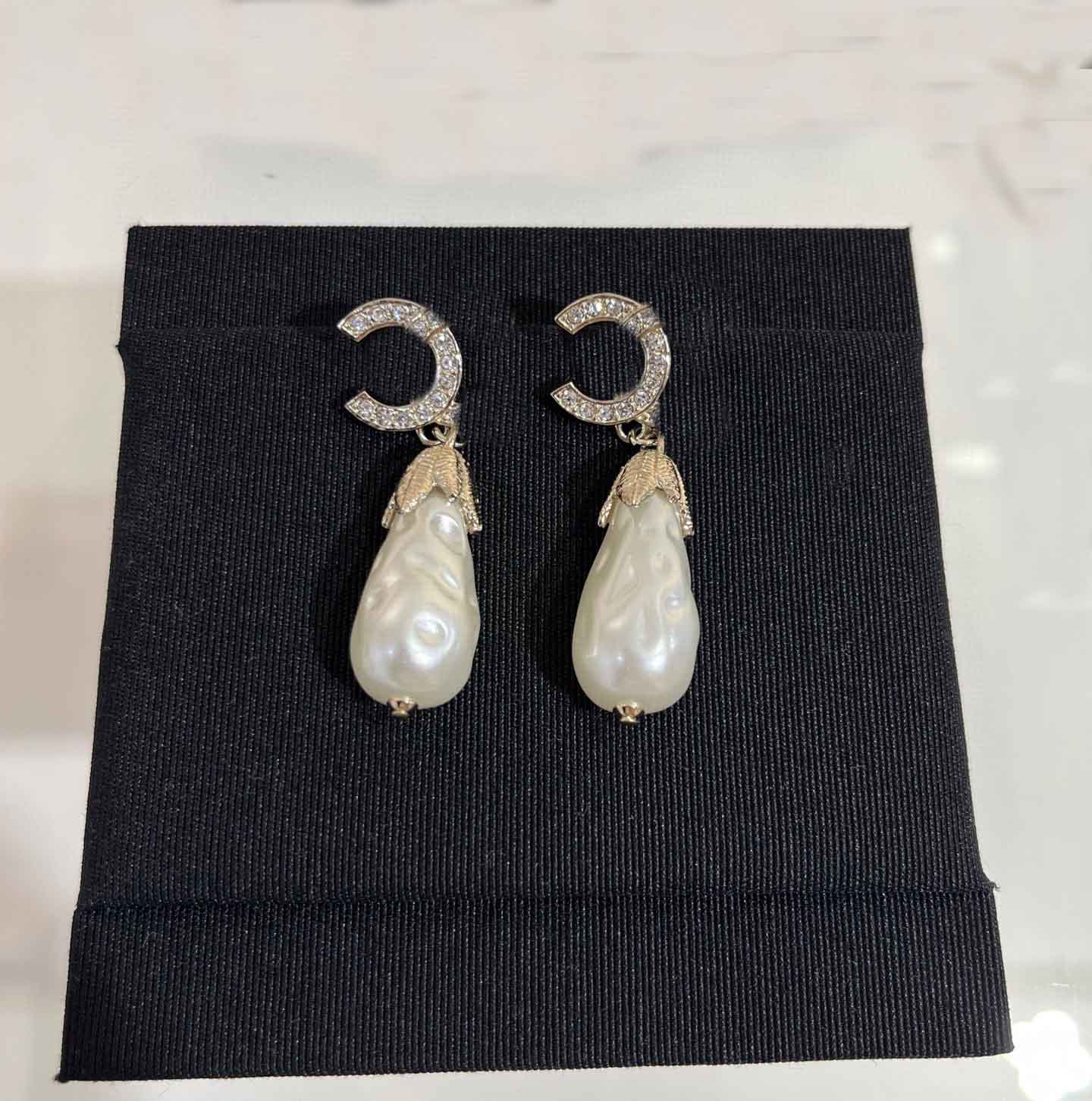 2025 Luxury quality charm drop earring with diamond and white shell beads in 18k gold plated have stamp box PS4315