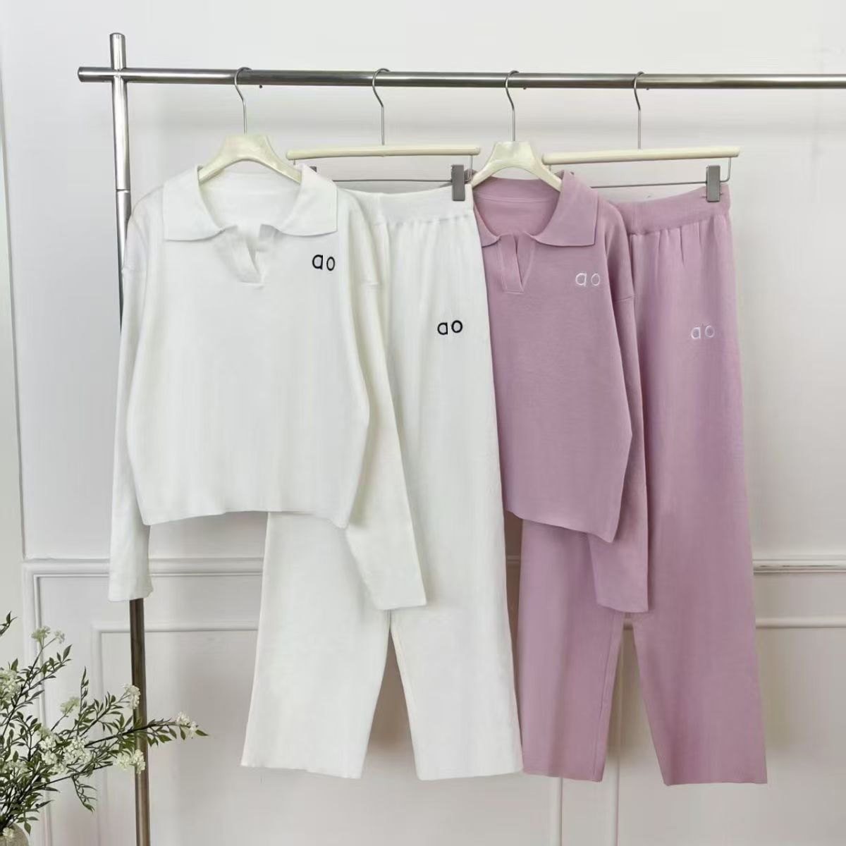 Knitted casual polo-neck shirts and wide-leg trousers have become fashionable choices Polo women.