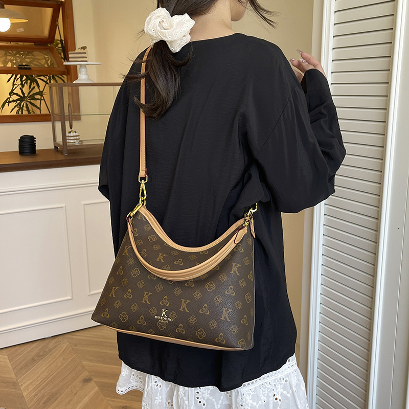 Designer Bag New Luxury Bag Single Shoulder Bag Milk Tea Color Vintage Crossbody Casual Versatile Tote Bag Large Capacity High Version Underarm Bag