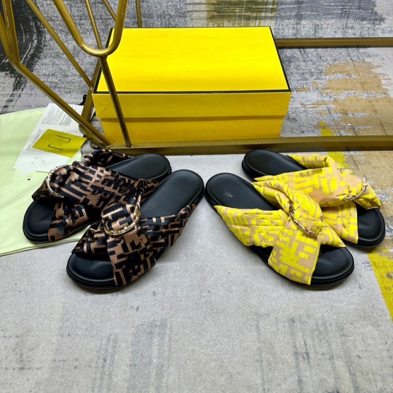 26ss Designer slippers and beach shoes Women Genuine Leather Celebrity Style Dubai Nigeria Cambodia Letter Thick Sole Trendy Slippers