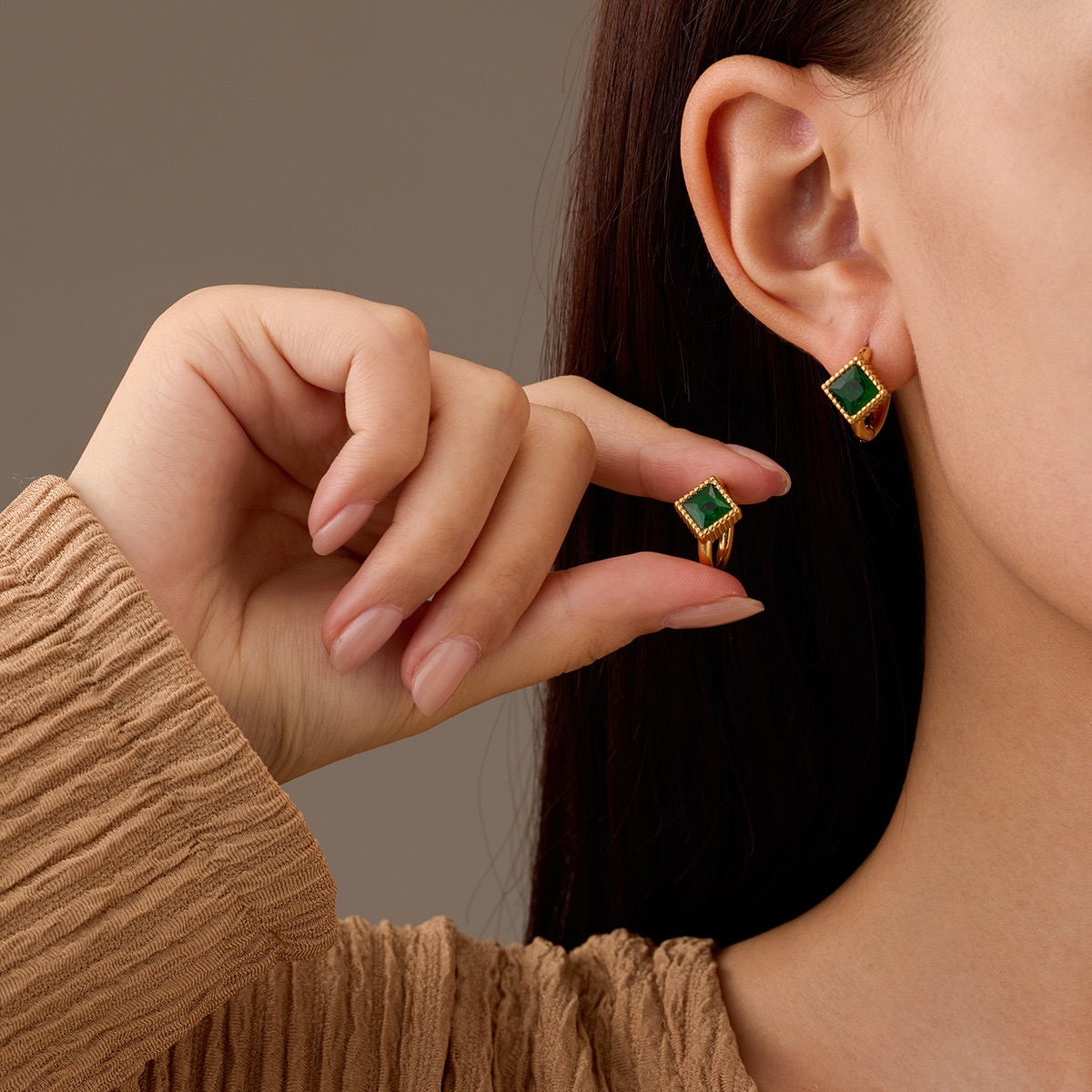 New lightweight luxury stainless steel diamond-encrusted zirconia earrings