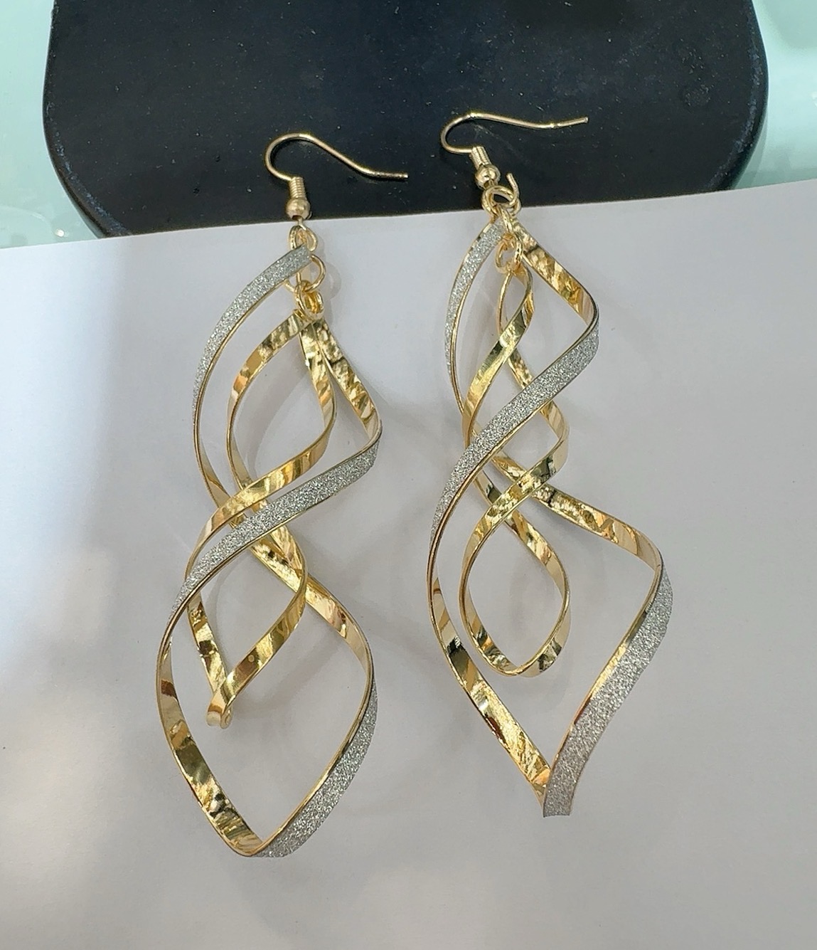 Fashionable gold twisted line earrings, metal spiral wave earrings, women's birthday party dance accessories