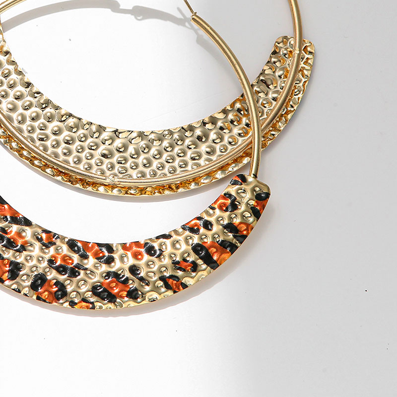 Hot-selling large hoop earrings with a fashionable design, street photography of celebrities wearing exaggerated hoop earrings