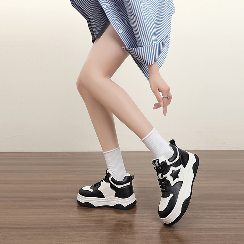 New style white sneakers for women, making feet look smaller, trendy and fashionable, thick-soled, non-slip, sports board shoes for women.