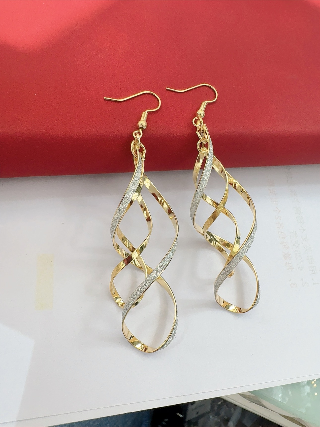 Fashionable gold twisted line earrings, metal spiral wave earrings, women's birthday party dance accessories