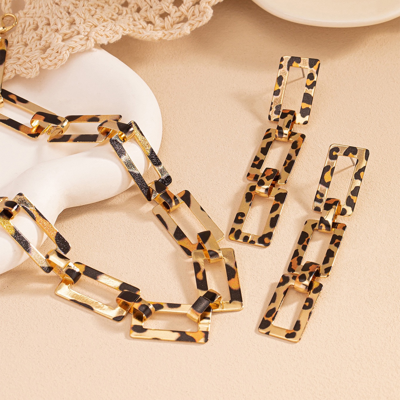 Fashionable leopard print punk style thick chain necklace, women's hip-hop fashion geometric collarbone chain necklace and earring set