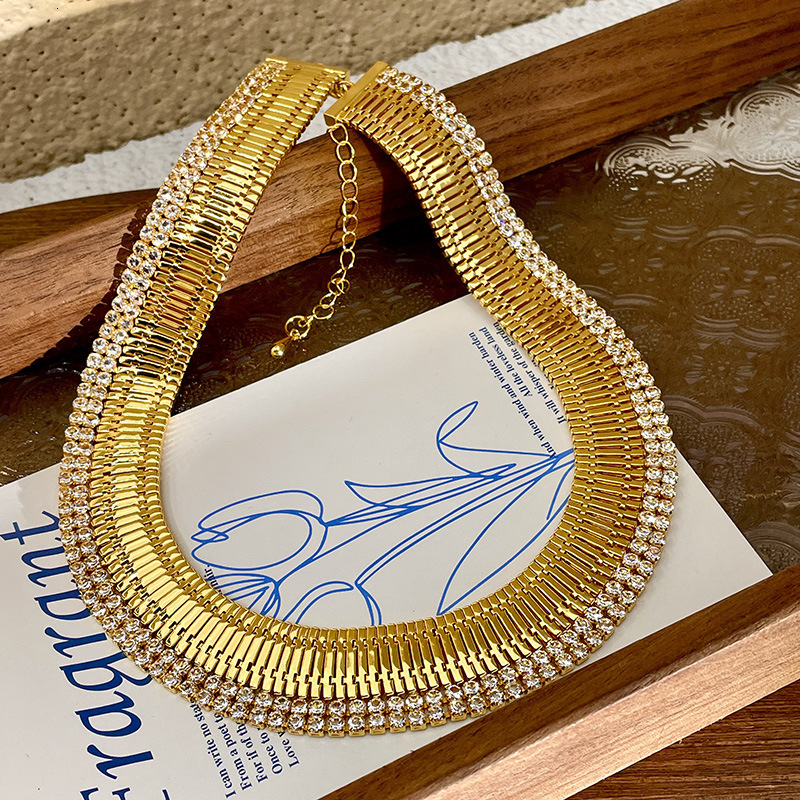 Exaggerated large thick chain metal decoration Necklace womens fashion ins short clavicle chain flash diamond splicing sweater chain 250728