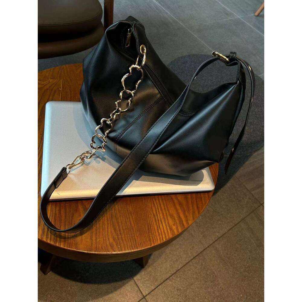 Designer Bag Tote Bag Shoulder bag French Style Ins Niche Lightweight High End Versatile Single Shoulder Commuter Crossbody Black Chain Handbag Intern