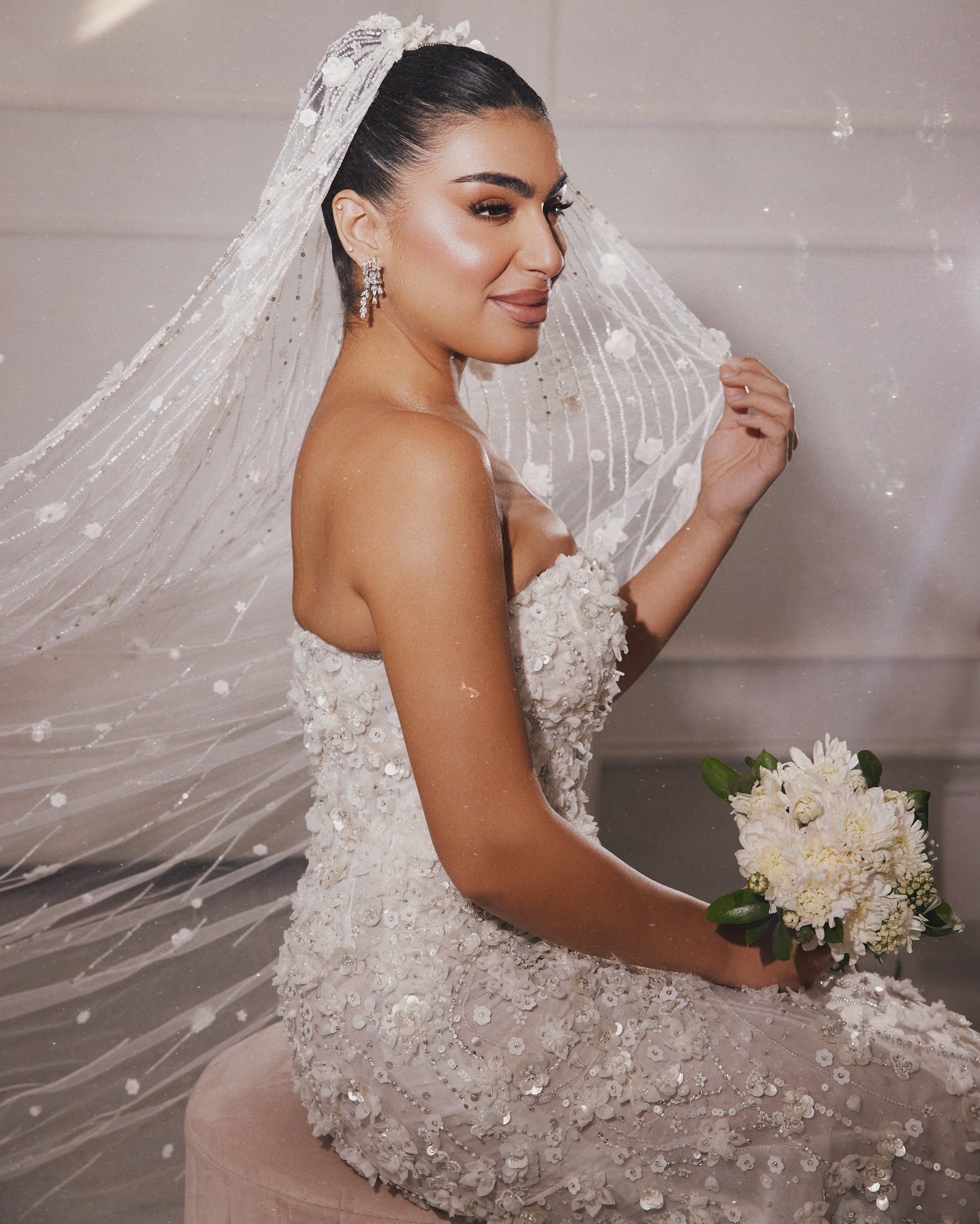 Luxury Beaded Wedding Veil Cathedral White Ivory Long Exquisite Cut Edge Bridal Veils Tulle 1 Tier With Comb Bride Accessories Custom Made