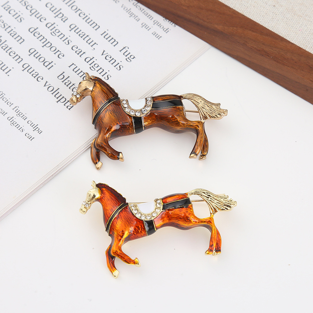 Fashion Vintage Baroque Galloping War Horse Brooch Exquisite Style Zodiac Horse Pin 250728