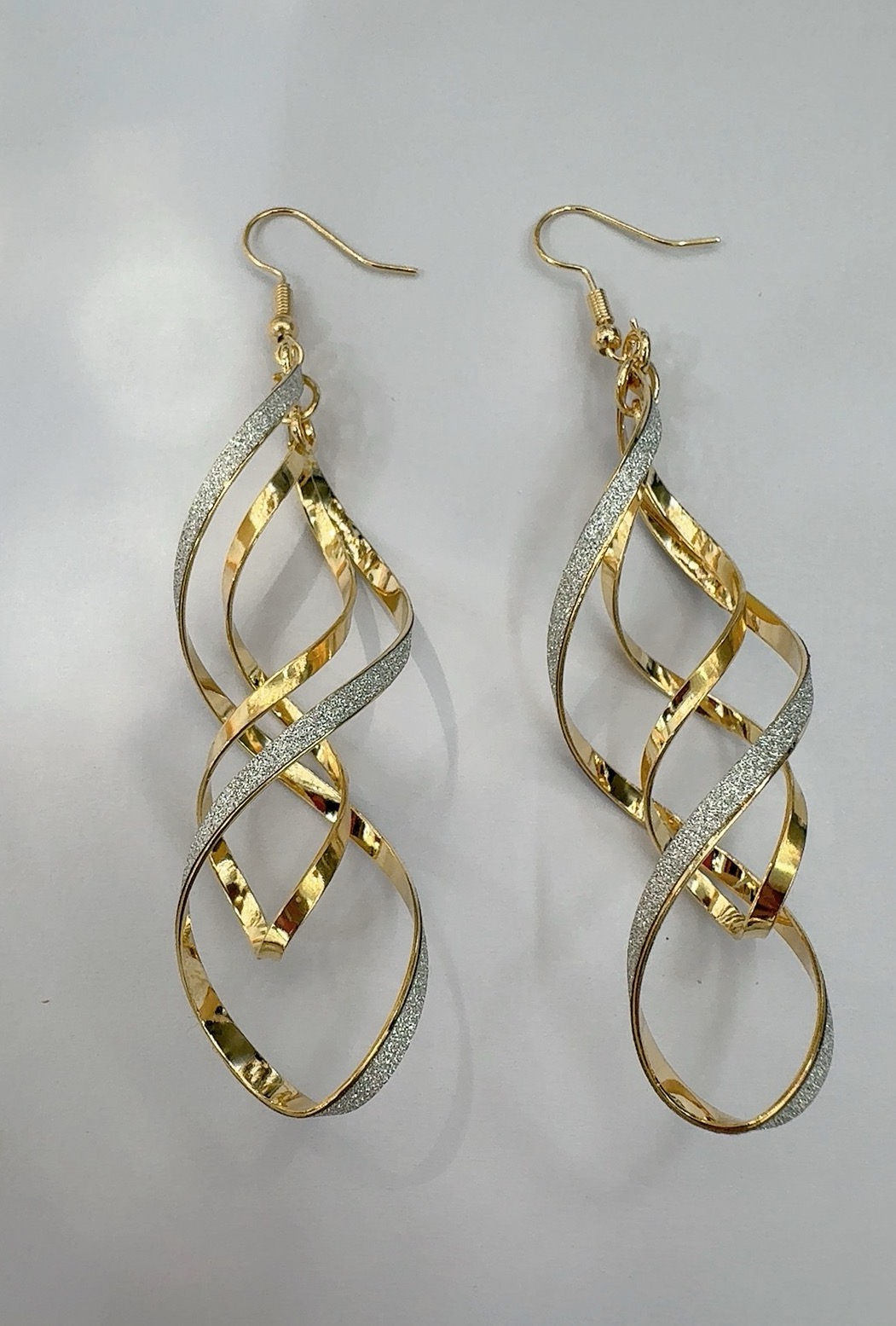 Fashionable gold twisted line earrings, metal spiral wave earrings, women's birthday party dance accessories