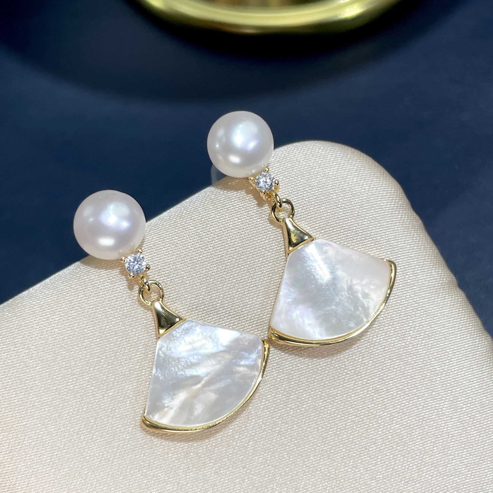 New 18k Gold Plated Freshwater Pearl Shell Shape Dangle Earrings for Women Girl Fashion 925 Silver Plated Steel Heart Crystal Earrings Jewelry